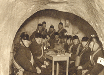 99593 Afbeelding van enkele brandweermannen, schuilend in een bomvrije kelder onder de Hoofdwacht van de Gemeentelijke ...